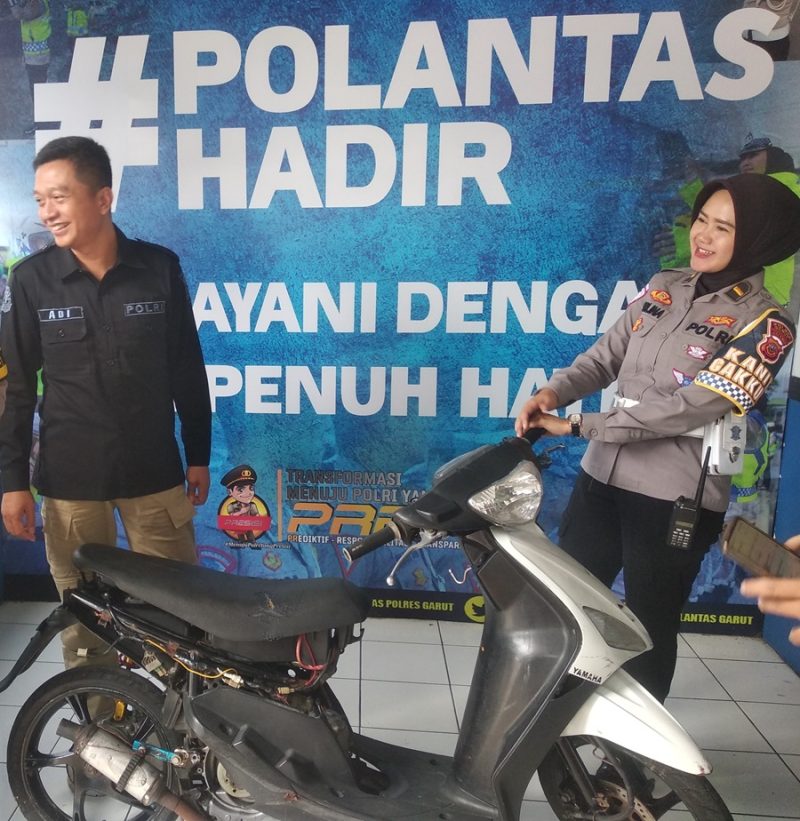 
Kasi Humas Polres Garut, Ipda Susilo Adi, bersama Kanit Gakum Satlantas Polres Garut, Ipda Marlina, menunjukan sepeda motor pelaku yang menabrak petugas, Rabu (6/11/2024).(Foto: andre/dara)  