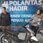 
Kasi Humas Polres Garut, Ipda Susilo Adi, bersama Kanit Gakum Satlantas Polres Garut, Ipda Marlina, menunjukan sepeda motor pelaku yang menabrak petugas, Rabu (6/11/2024).(Foto: andre/dara)  