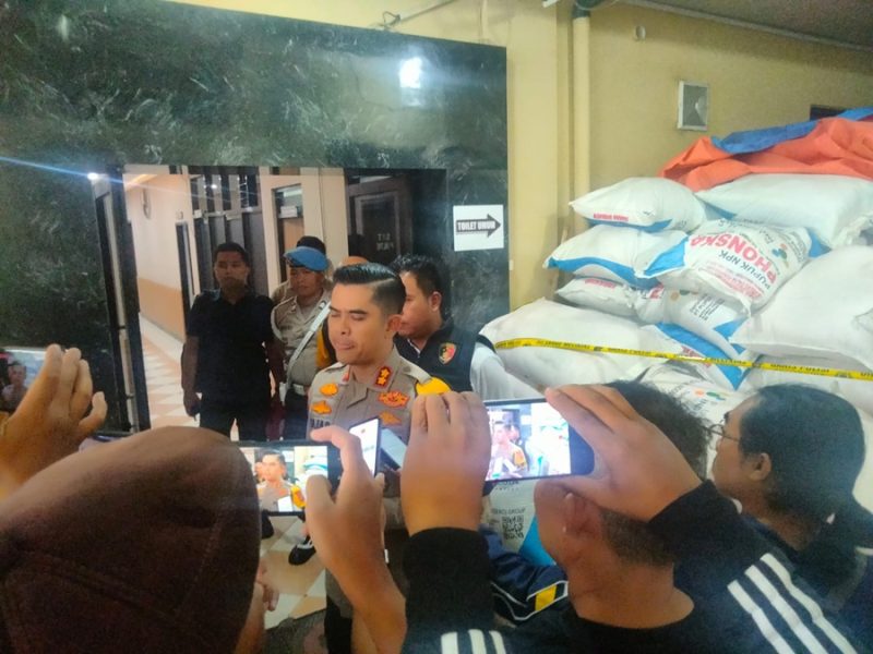 
Kapolres Garut, AKBP Mochamad Fajar Gemilang didampingi Kasat Reskrim, AKP Ari Rinaldo, memberikan keterangan kepada wartawan di Mapolres Garut, Jalan Sudirman, Kecamatan Karangpawitan, Kabupaten Garut, Kamis (31/10/2024).(Foto: andre/dara