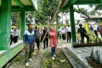 
Penjabat Gubernur Jawa Barat Bey Machmudin meninjau SD Negeri Baros Mandiri 4, Kota Cimahi, Minggu (10/11/2024). (Foto: Biro Adpim Jabar)

