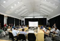 
Penjabat Gubernur Jabar Bey Machmudin didampingi Sekretaris Daerah Herman Suryatman beserta stakehokders memimpin rapat penanganan di Gedung Pusat Kebudayaan di Jalan Naripan, Kota Bandung, Minggu (3/11/2024). (Foto: biro dokpim)

