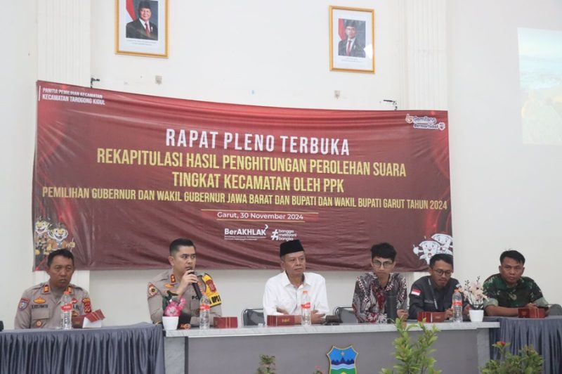 
Kapolres Garut, AKBP Mochamad Fajar Gemilang, menghadiri Rapat Pleno PPK Pilkada Serentak tingkat PPK di wilayah hukum Polres Garut, Sabtu (30/11/2024).(Foto: andre/dara)

