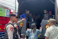 
Polres Garut melaksanakan operasi premanisme dalam rangka pemeliharaan kamtibmas dan menciptakan situasi keamanan dan ketertiban masyarakat yang kondusif di wilayah hukum Polres Garut, Jumat (8/11/2024).(Foto: andre/dara)

