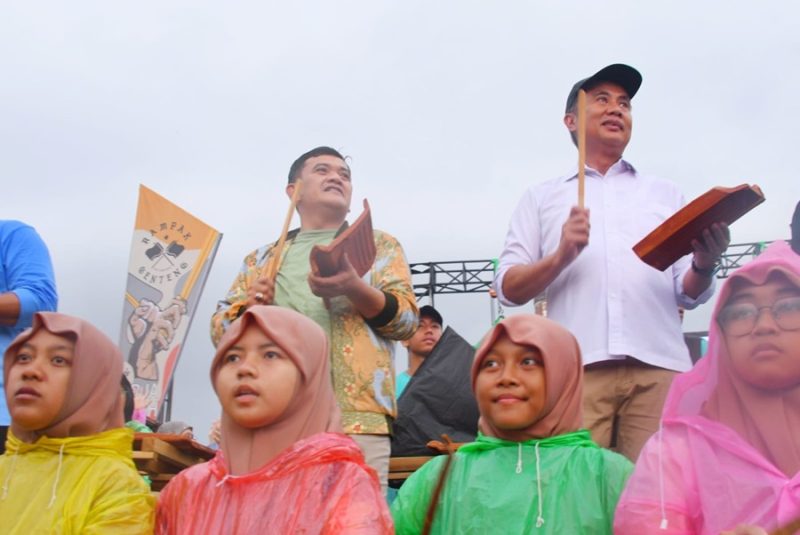 
Penjabat Gubernur Jawa Barat Bey Machmudin didampingi Pjs. Bupati Majalengka Dedi Sopandi memainkan genteng sebagai alat musik dalam Riksa Budaya Jawa Barat 2024 di Lapangan Ex Pabrik Gula Jatiwangi, Kabupaten Majalengka, Senin (11/11/2024).(Foto: biro dokpim)

