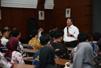 
Sekda Jabar Herman Suryatman memberikan pembekalan dan penyerahan Surat Keputusan Kepala BKN tentang Penempatan PNS Lulusan IPDN Angkatan XXX dan XXXI di Aula Ki Hajar Dewantara Dinas Pendidikan Provinsi Jabar, Kota Bandung, Jumat (1/11/2024). (Foto:Biro Adpim Jabar)
