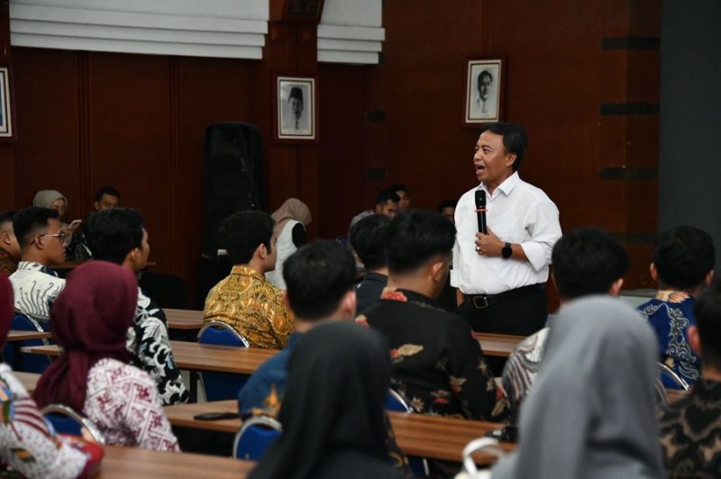 
Sekda Jabar Herman Suryatman memberikan pembekalan dan penyerahan Surat Keputusan Kepala BKN tentang Penempatan PNS Lulusan IPDN Angkatan XXX dan XXXI di Aula Ki Hajar Dewantara Dinas Pendidikan Provinsi Jabar, Kota Bandung, Jumat (1/11/2024). (Foto:Biro Adpim Jabar)
