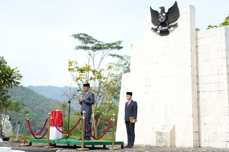 Penjabat Sementara (Pjs) Bupati Bandung, Dikky Achmad Sidik menjadi Inspektur Upacara  Hari Pahlawan di Taman Makam Pahlawan Sadu Kecamatan Soreang, Minggu pagi (10/11/2024).(Foto: diskominfo)
