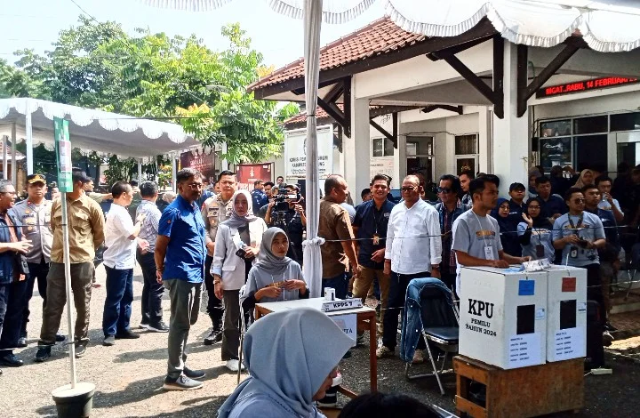 
KPU Kabupaten Bandung menggelar Simulasi Pemungutan dan Penghitungan Suara Pemilihan Gubernur dan Wakil Gubernur serta Bupati dan Wakil Bupati Serentak Tahun 2024, di halaman Kantor KPU lama, Soreang, Sabtu (9/11/2024), mulai pukul 07:00 WIB.(Foto: Ist)
