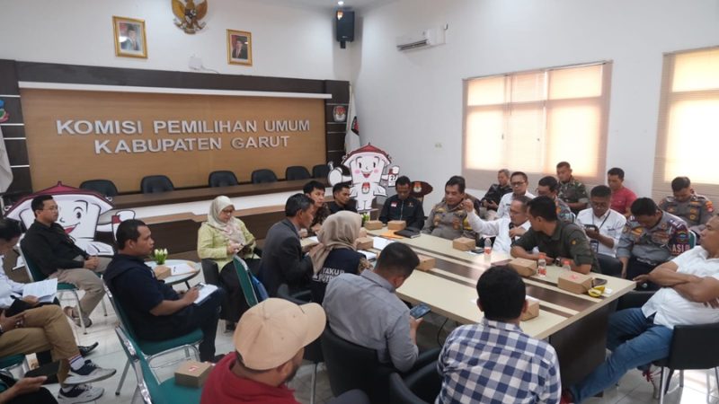 
Rakor terkait Pelaksanaan Kampanye metode Rapat Umum pada Pilkada Kabupaten Garut Tahun 2024, yang dilaksanakan di Aula Kantor KPU Kabupaten Garut, Jalan Suherman, Kecamatan Tarogong Kaler, Kabupaten Garut, Rabu (13/11/2024).(Foto: andre/dara) 
