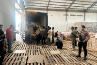 
Petugas Sat Samapta Polres Garut mengawal pendistribusian logistik pelkada berupa surat suara baik untuk pilbup Garut maupun pilgub Jabar. Jumat (1/11/2024).(Foto: andre/dara)
