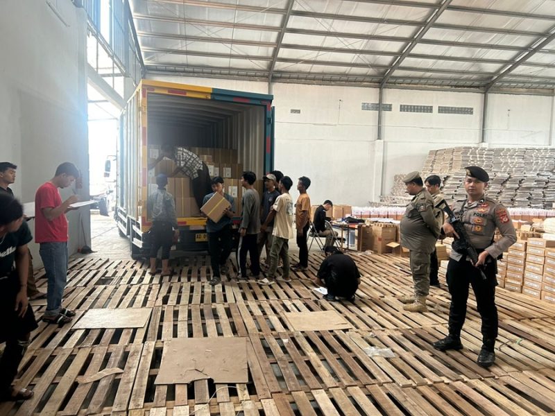 
Petugas Sat Samapta Polres Garut mengawal pendistribusian logistik pelkada berupa surat suara baik untuk pilbup Garut maupun pilgub Jabar. Jumat (1/11/2024).(Foto: andre/dara)
