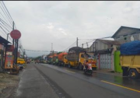 
Puluhan truk sampah terparkir di sepanjang jalan Cipatat.(Foto: Ist)

