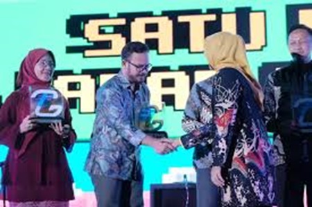 
 Kepala Dinas Komunikasi dan Informatika Provinsi Jawa Barat Ika Mardiah menyerahkan tropi kepada Kadiskominfo Kabupaten Bandug Yosep Nugraha yang meraih Satu Data Jabar Awards 2024, di Hotel Arya Duta, Kota Bandung, Kamis (31/10/2024). (Foto: dokpim jabar)

