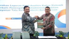 
 Wakl Menteri Agraria ATR/BPN Ossy Dermawan menerima Laporan Hasil Kajian Sistemik tentang Pencegahan Maladministrasi dalam Layanan Tata Kelola Industri Kelapa Sawit dari Ombudsman Republik Indonesia (ORI), Senin (18/11/2024).(Foto: Ist)

