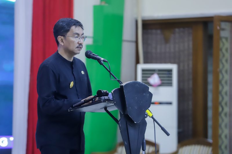 
Pjs. Bupati Bandung Dikky Achmad Sidik membuka Rakor Tim percepatan penurunan stunting desa se-Kabupaten Bandung 2024 di Gedung Mohamad Toha Komplek Pemkab Bandung, Soreang, Kamis (31/10/2024).(Foto: diskominfo)
