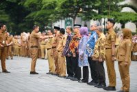 
Penjabat (Pj.) Gubernur Jawa Barat Bey Machmudin menjadi pembina apel pagi Sekretariat Daerah (Setda) dan BPKAD Provinsi Jabar di Gedung Sate, Kota Bandung, Senin (4/11/2024).(Foto: dokpim jabar)

