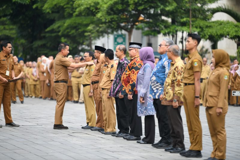 
Penjabat (Pj.) Gubernur Jawa Barat Bey Machmudin menjadi pembina apel pagi Sekretariat Daerah (Setda) dan BPKAD Provinsi Jabar di Gedung Sate, Kota Bandung, Senin (4/11/2024).(Foto: dokpim jabar)

