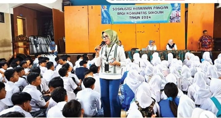 
Kepala Dispakan Kabupaten Bandung Ina Dewi Kania memberikan materi pada Seminar Pentingnya Asupan Makanan Bergizi Untuk Anak di Desa Rancatungku Kecamatan Pameungpeuk Kabupaten Bandung, Kamis (7/11/2024). (Foto: maji/dara)
