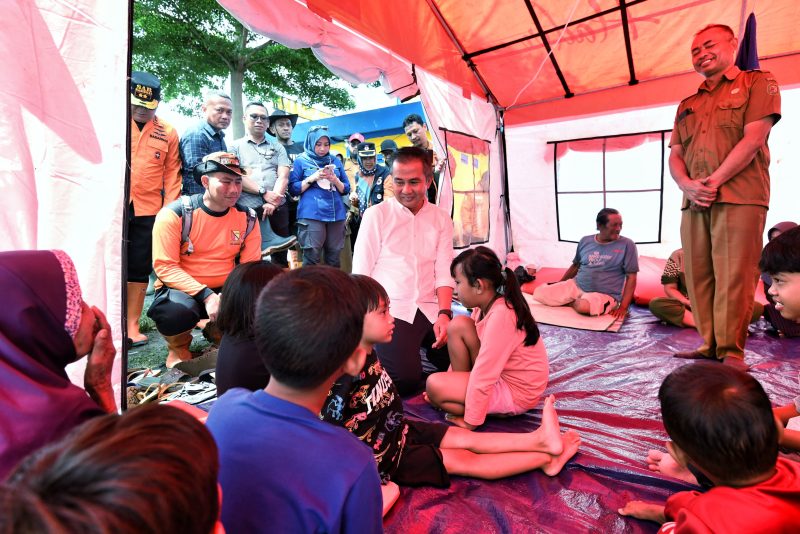 
 Penjabat Gubernur Jawa Barat Bey Machmudin meninjau tempat pengunsian korban bencana banjir Kabupaten Bandung,  di Taman Air Sektor 6, di Desa Bojongsoang, Kabupaten Bandung, Senin (25/11/2024). (Foto: adpim jabar)