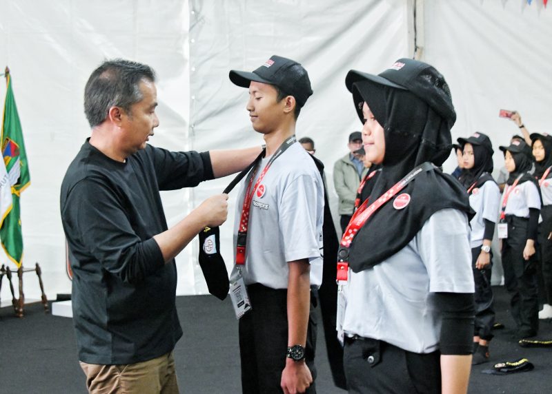 
Penjabat Gubernur Jawa Barat menghadiri West Java Youth Camp Hakordia Tahun 2024 Wilayah Priangan sekaligus mengukuhkan Duta Integritas Jabar di Rancaupas, Ciwidey, Kabupaten Bandung, Sabtu (30/11/2024).(Foto: biro adpim jabar)