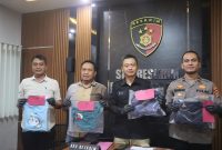 
Polisi menunjukan barang bukti dalam kasus pencabulan yang dilakukan tersangka MI (19) di Mapolres Garut, Rabu (5/11/2024).(Foto: andre/dara)

