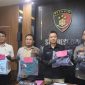 
Polisi menunjukan barang bukti dalam kasus pencabulan yang dilakukan tersangka MI (19) di Mapolres Garut, Rabu (5/11/2024).(Foto: andre/dara)

