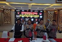 Kapolres Garut, AKBP Mochamad Fajar Gemilang, didampingi Wakapolres, Kanit Reskrim, dan Kasi Humas Polres Garut menunjukan barang bukti saat konferensi pers di Mapolres Garut, Senin (18/11/2024)(Foto: Istimewa)