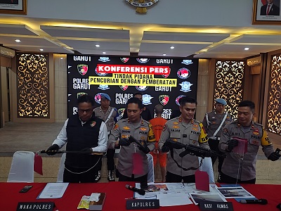 Kapolres Garut, AKBP Mochamad Fajar Gemilang, didampingi Wakapolres, Kanit Reskrim, dan Kasi Humas Polres Garut menunjukan barang bukti saat konferensi pers di Mapolres Garut, Senin (18/11/2024)(Foto: Istimewa)