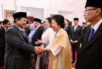 Presiden Prabowo Subianto melantik dan mengambil sumpah jabatan Wakil Ketua dan Anggota Dewan Ekonomi Nasional, Selasa (05/11/2024), di Istana Negara, Jakarta. (Foto: BPMI Setpres/ Muchlis Jr)
