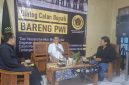 
Didik Agus Triwiyono (tengah) saat acara Dialog Paslon Bareng PWI KBB. (Foto: heny/dara)
