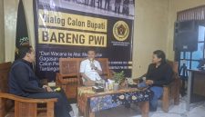 
Didik Agus Triwiyono (tengah) saat acara Dialog Paslon Bareng PWI KBB. (Foto: heny/dara)
