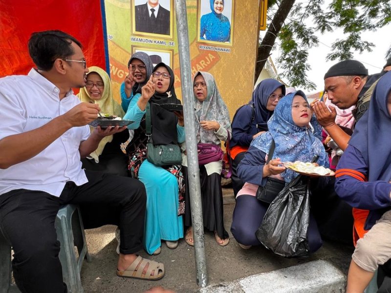 
Calon Bupati Garut dr. Helmi Budiman, nampak asyik menikmati sarapan pagi sambil berbincang-bincang dengan warga dan Kader Posyandu di Alun-alun Pameungpeuk, Kabupaten Garut, Kamis (31/10/2024).(Foto: andre/dara) 
