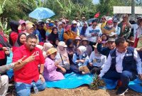 Cawabup Garut nomor urut 02, Putri Karlina saat mengunjungi perajin akar wangi di Kecamatan Cilawu, Kabupaten Garut, Kamis (7/11/2024)(Foto: Istimewa)