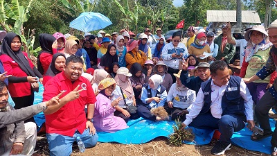 Cawabup Garut nomor urut 02, Putri Karlina saat mengunjungi perajin akar wangi di Kecamatan Cilawu, Kabupaten Garut, Kamis (7/11/2024)(Foto: Istimewa)