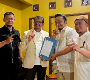 IKADAM Garut secara resmi menyatakan dukungandi Helmi Budiman dan Yudi Nugraha Lasminingrat pada Pilkada garut 2024, Rabu (13/11/2024)(Foto: Istimewa)