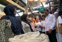 
Calon Bupati Garut nomor urut 01, dr. Helmi Budiman saat mengunjungi Pasar Bungbulang, Kecmaatan Bungbulang, Kabupaten Garut, Minggu (3/11/2024).  

