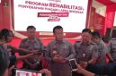 Kakanwil Kemenkumham Jawa Barat, Masjuno, didamingi Kalapas Garut, Rusdedy, memberikan keterangan kepada wartawan saat menghadiri Program Penutupan Rehabilitasi WBP Lapas Klas II A Garut, Senin (25/11/2024)(Foto: Ist)