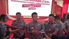 Kakanwil Kemenkumham Jawa Barat, Masjuno, didamingi Kalapas Garut, Rusdedy, memberikan keterangan kepada wartawan saat menghadiri Program Penutupan Rehabilitasi WBP Lapas Klas II A Garut, Senin (25/11/2024)(Foto: Ist)