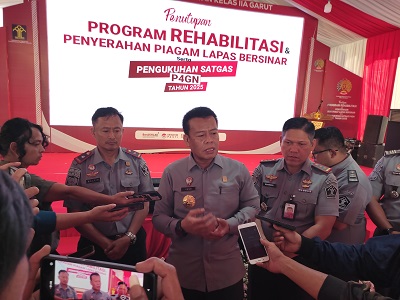 Kakanwil Kemenkumham Jawa Barat, Masjuno, didamingi Kalapas Garut, Rusdedy, memberikan keterangan kepada wartawan saat menghadiri Program Penutupan Rehabilitasi WBP Lapas Klas II A Garut, Senin (25/11/2024)(Foto: Ist)