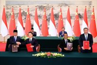 Presiden Republik Indonesia, Prabowo Subianto, bersama Presiden Republik Rakyat Tiongkok (RRT), Xi Jinping, menyaksikan penandatanganan sejumlah kesepakatan kerja sama antara Indonesia dan Tiongkok. Prosesi penandatangan digelar di salah satu ruangan di Great Hall of the People, Beijing, RRT, Sabtu (09/11/2024). (Foto: BPMI Setpres/ Muchlis Jr)