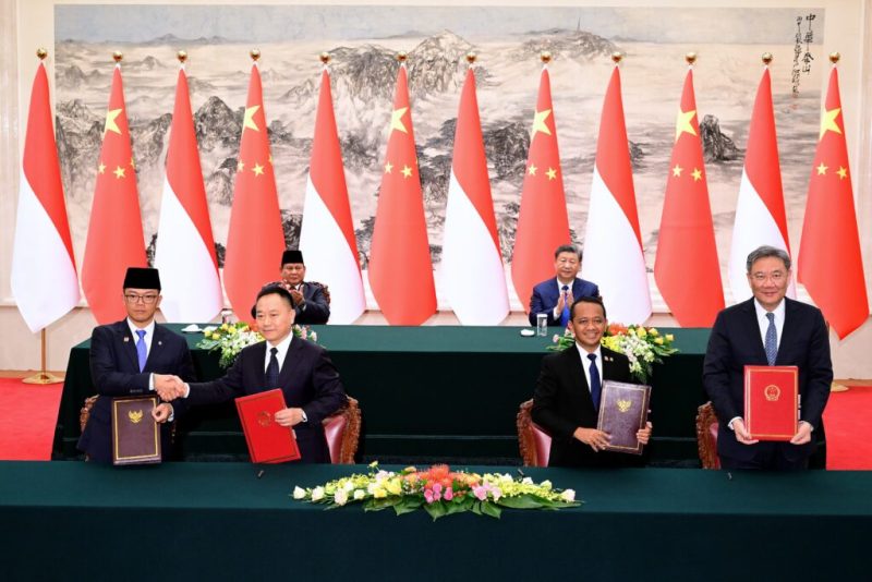 Presiden Republik Indonesia, Prabowo Subianto, bersama Presiden Republik Rakyat Tiongkok (RRT), Xi Jinping, menyaksikan penandatanganan sejumlah kesepakatan kerja sama antara Indonesia dan Tiongkok. Prosesi penandatangan digelar di salah satu ruangan di Great Hall of the People, Beijing, RRT, Sabtu (09/11/2024). (Foto: BPMI Setpres/ Muchlis Jr)