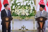 Presiden Prabowo Subianto dalam pernyataan pers bersama usai pertemuan bilateral pada kunjungan resmi PM Singapura, di Istana Merdeka, Jakarta. (Foto: BPMI Setpres/Rusman)