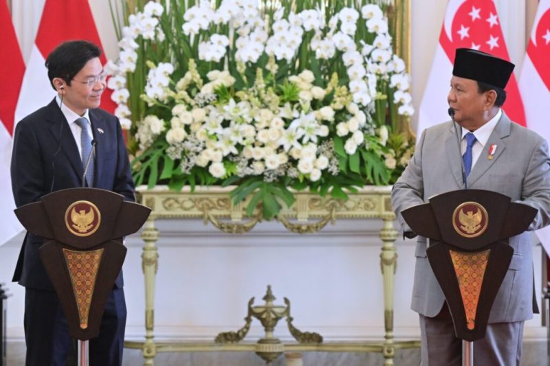 Presiden Prabowo Subianto dalam pernyataan pers bersama usai pertemuan bilateral pada kunjungan resmi PM Singapura, di Istana Merdeka, Jakarta. (Foto: BPMI Setpres/Rusman)