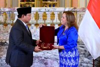 Dalam kunjungan resminya ke Peru, Presiden Republik Indonesia, Prabowo Subianto, dianugerahi tanda kehormatan tertinggi “Grand Cross of the Order of the Sun of Peru” oleh Pemerintah Peru. Penghargaan tersebut diberikan dalam upacara resmi di Istana Pemerintahan, Lima, Kamis (14/11/2024). (Foto: BPMI Setpres/ Muchlis Jr)