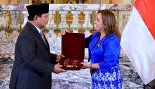 Dalam kunjungan resminya ke Peru, Presiden Republik Indonesia, Prabowo Subianto, dianugerahi tanda kehormatan tertinggi “Grand Cross of the Order of the Sun of Peru” oleh Pemerintah Peru. Penghargaan tersebut diberikan dalam upacara resmi di Istana Pemerintahan, Lima, Kamis (14/11/2024). (Foto: BPMI Setpres/ Muchlis Jr)