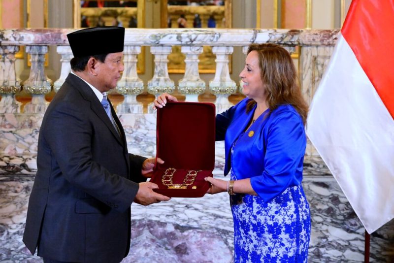 Dalam kunjungan resminya ke Peru, Presiden Republik Indonesia, Prabowo Subianto, dianugerahi tanda kehormatan tertinggi “Grand Cross of the Order of the Sun of Peru” oleh Pemerintah Peru. Penghargaan tersebut diberikan dalam upacara resmi di Istana Pemerintahan, Lima, Kamis (14/11/2024). (Foto: BPMI Setpres/ Muchlis Jr)