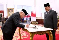 Presiden Prabowo Subianto secara resmi melantik Basuki Hadimuljono sebagai Kepala Otorita Ibu Kota Nusantara (OIKN), Selasa (05/11/2024), di Istana Negara, Jakarta. (Foto: BPMI Setpres/ Muchlis Jr)

