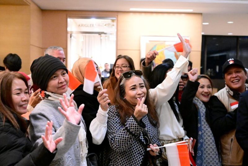 Kedatangan Presiden Prabowo Subianto disambut meriah oleh diaspora Indonesia yang sudah menanti di depan hotel, Washington DC, Amerika Serikat, Minggu (10/11/2024). (Foto: BPMI Setpres/Muchlis Jr)