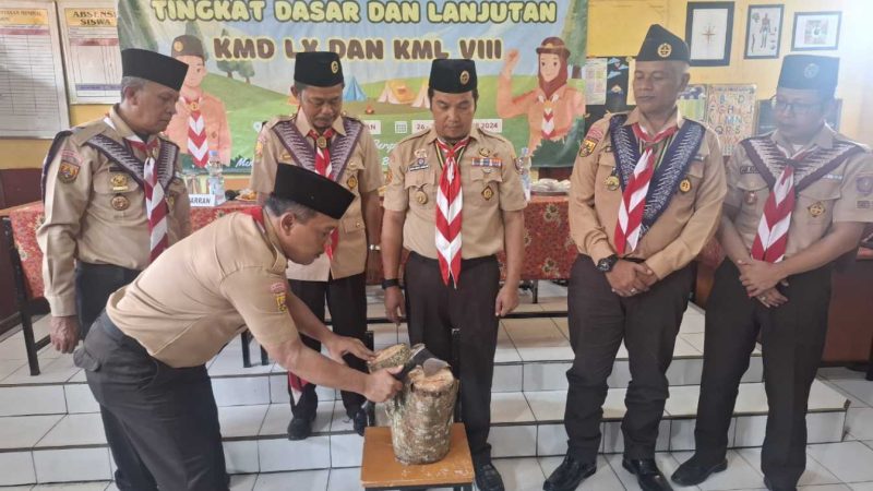 Ludi Awaludin saat menancapkan kapak sebagai tanda dibukanya secara resmi KMD dan KML di Kwarran Cihampelas (Foto: Ist)