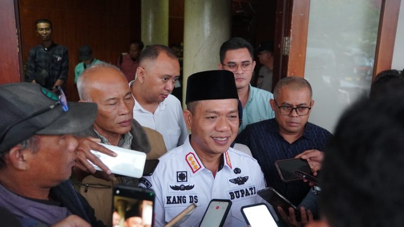 
Bupati Bandung terpilih Dadang Supriatna memberikan keterangan Pers di Hotel Sutan Raja, Soreang, Rabu (4/12/2024) sore. (Foto: maji/dara)
